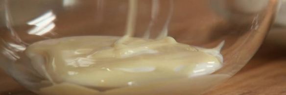 медовые сырники с малиновым морсом и двумя соусами