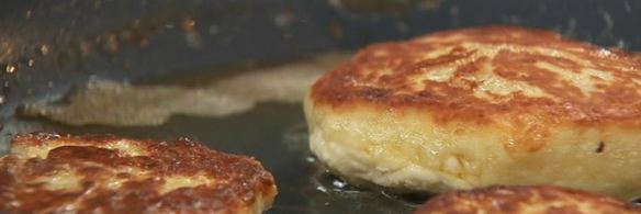 медовые сырники с малиновым морсом и двумя соусами