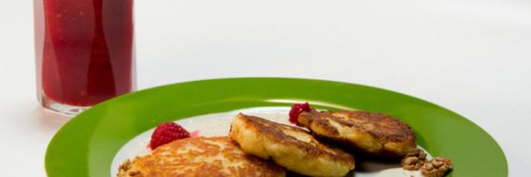 медовые сырники с малиновым морсом и двумя соусами