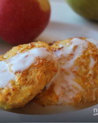 Морковно-яблочные сырники в ванильном соусе