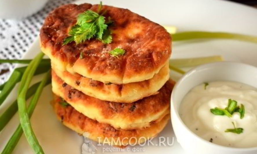 Рецепт несладких сырников с начинкой из яйца и зеленого лука