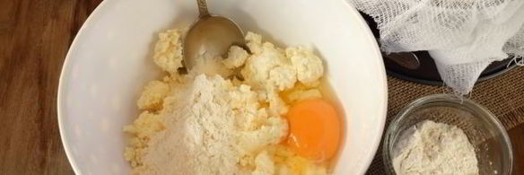 несладкие сырники с начинкой из яйца и зеленого лука