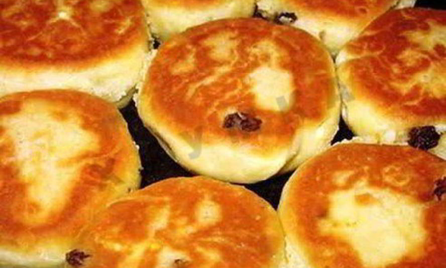 Рецепт нежных сырников в духовке с мукой и изюмом