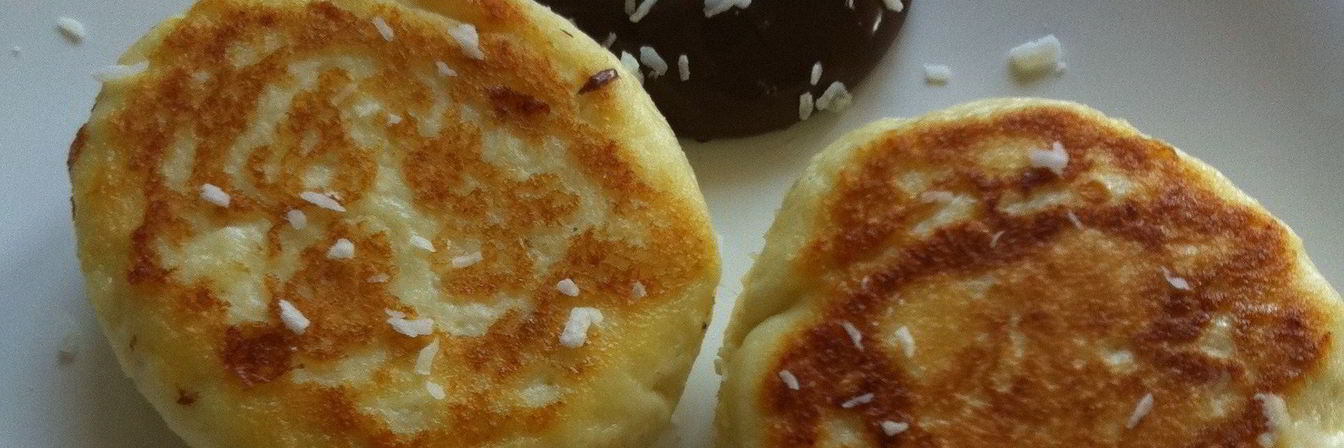 Печеные ванильные сырники с шоколадным соусом