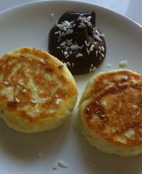 Печеные ванильные сырники с шоколадным соусом