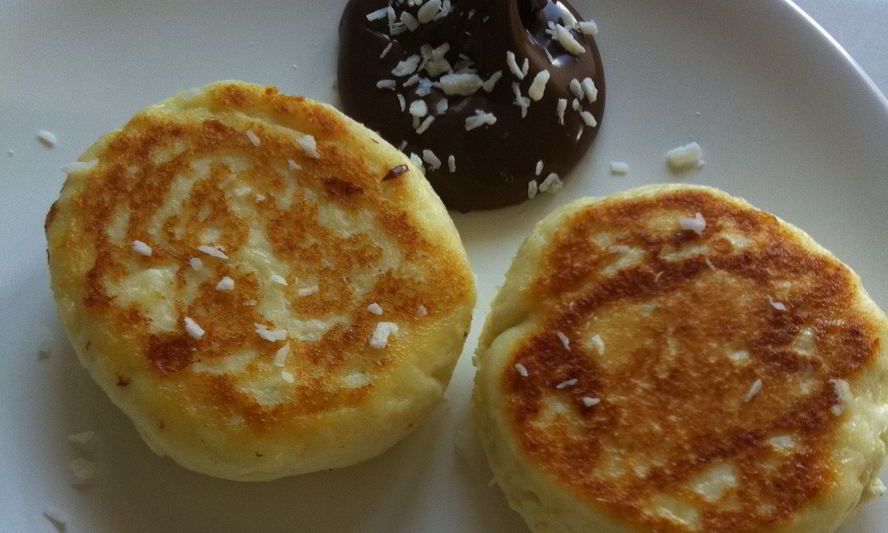 Рецепт печеных ванильных сырников с шоколадным соусом