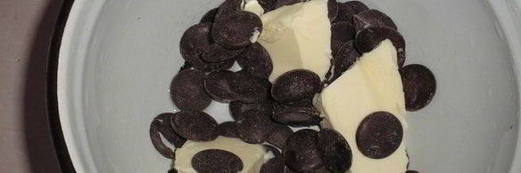 сырник с шоколадными каплями и брауни