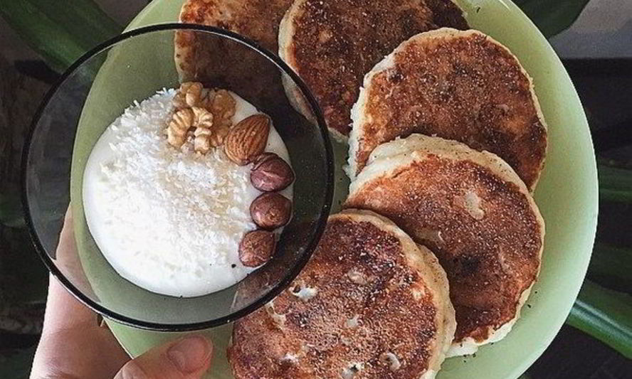 Рецепт сырников на рисовой муке с шоколадом и бананами