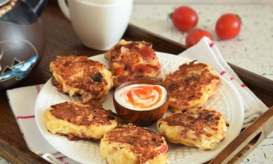 Рецепт сырников с беконом и грибами