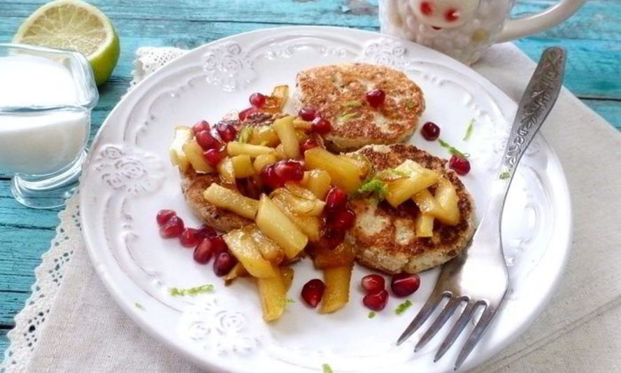 Рецепт сырников с карамельным фруктовым соусом