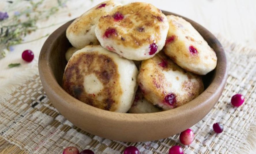 Рецепт сырников с клюквой