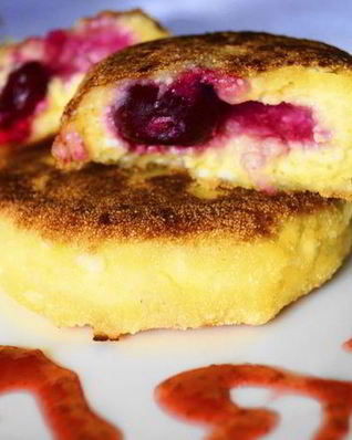 Сырники с медовыми вишнями