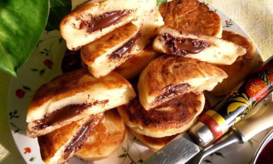 Рецепт сырников с шоколадным вулканчиком — праздничного завтрака