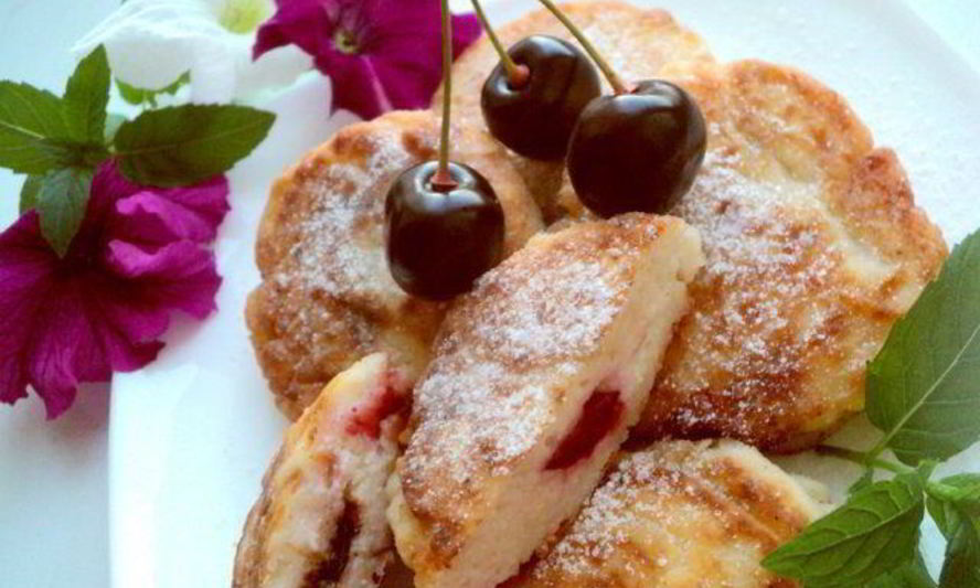 Рецепт сырников с вишней и шоколадом