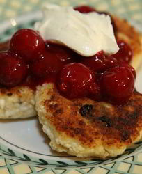 Сырники с вишневым соусом