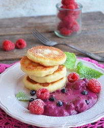 Сырники с ягодным кремом