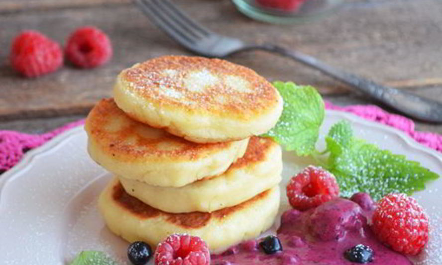 Рецепт сырников с ягодным кремом