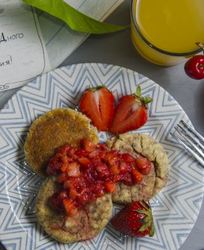 Сырники в духовке с клубничным соусом