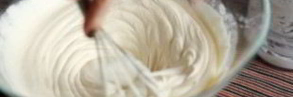 творожник со взбитыми сливками и ванилью