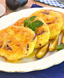 Творожные сырники с тыквой и сливами