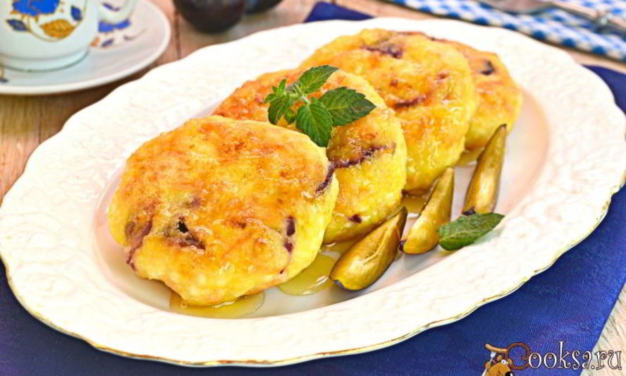 Рецепт творожных сырников с тыквой и сливами