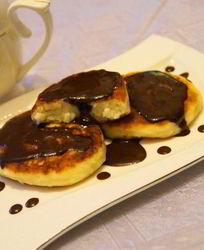 Ванильные сырники с шоколадным соусом