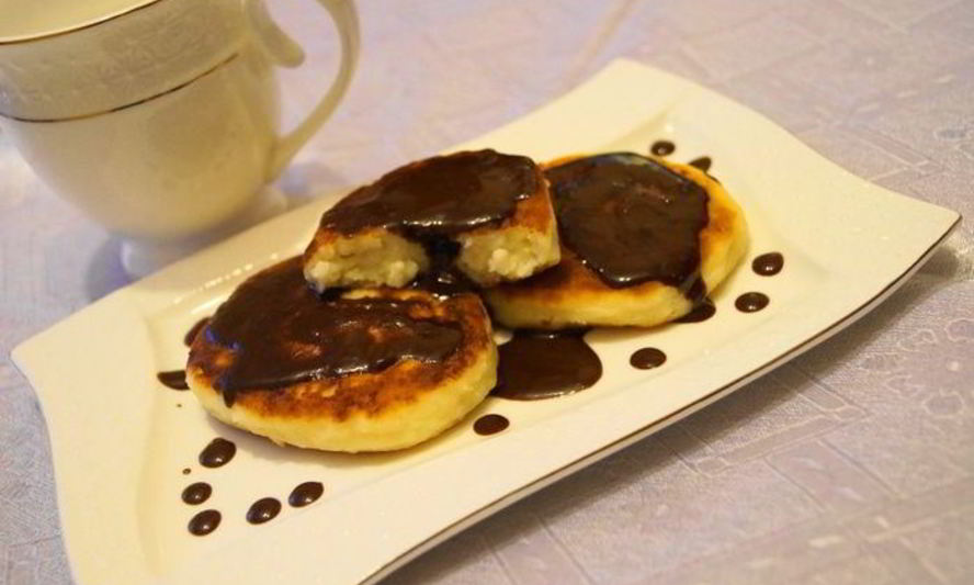 Рецепт ванильных сырников с шоколадным соусом