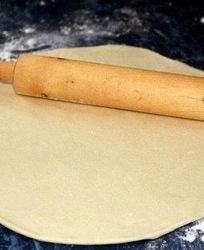 Простое тесто для пиццы на молоке