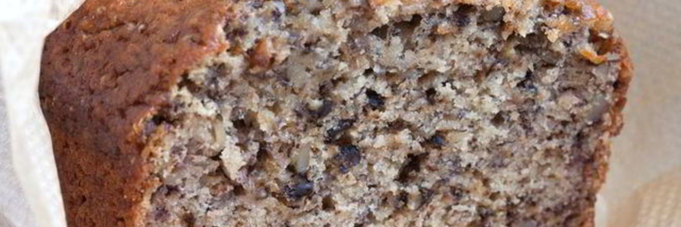 Банановый торт с шоколадом и орехами