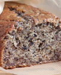 Банановый торт с шоколадом и орехами