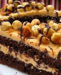 Бисквитный шоколадный торт с карамельным кремом