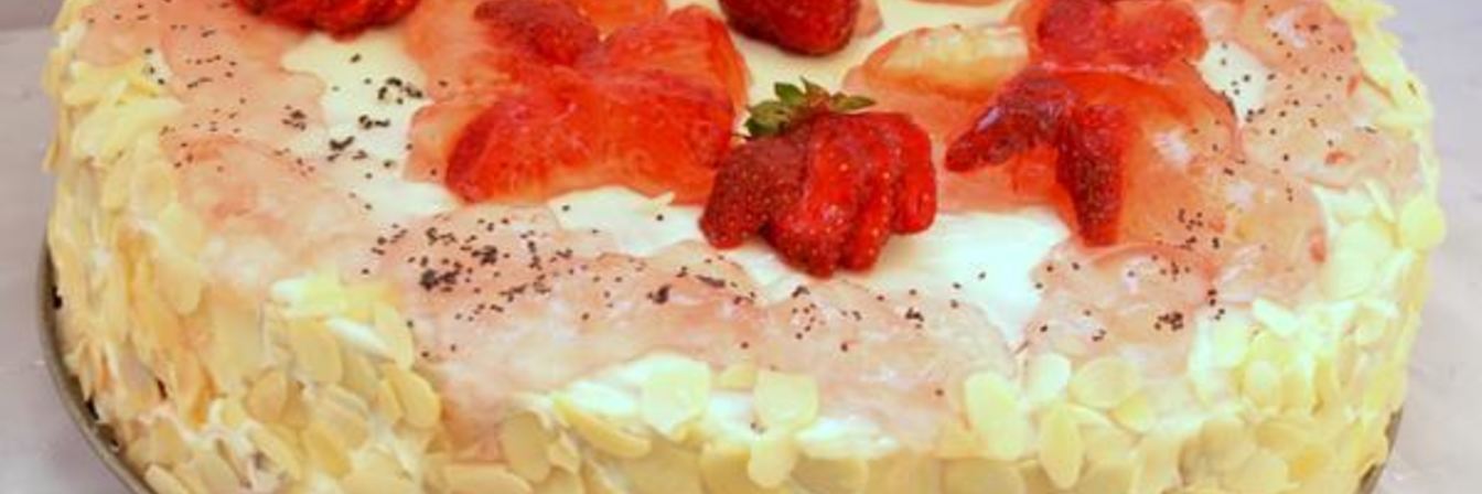 Бисквитный торт с клубникой и сливочным кремом