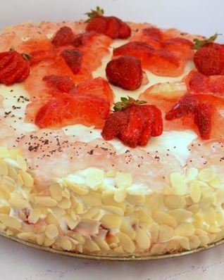 Бисквитный торт с клубникой и сливочным кремом