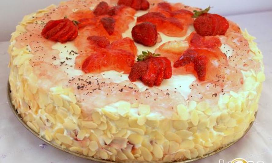 Рецепт бисквитного торта с клубникой и сливочным кремом