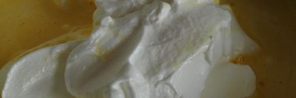 бисквитный торт с клубникой и сливочным кремом