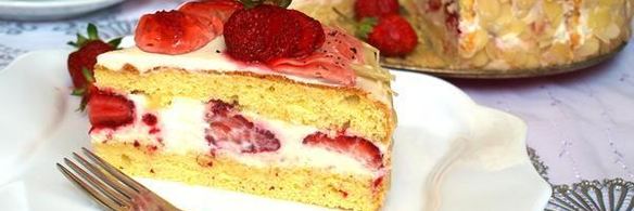 бисквитный торт с клубникой и сливочным кремом