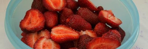 бисквитный торт с клубникой и сливочным кремом