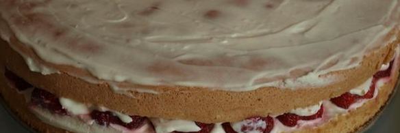 бисквитный торт с клубникой и сливочным кремом