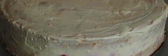 бисквитный торт с клубникой и сливочным кремом