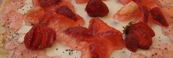 бисквитный торт с клубникой и сливочным кремом