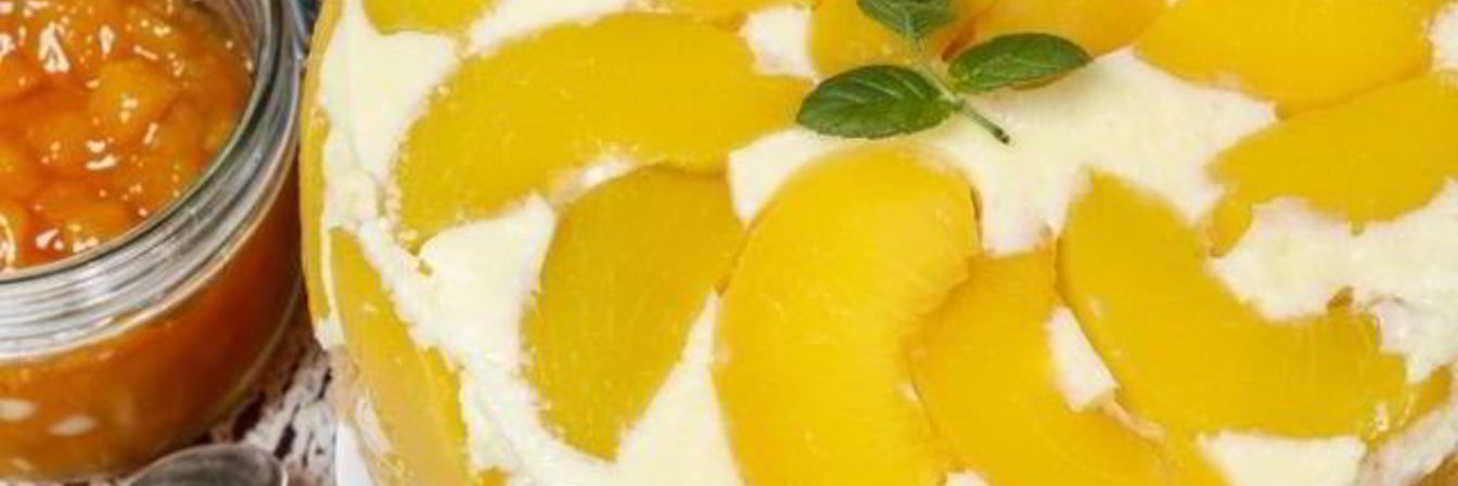 Бисквитный торт с персиками