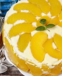 Бисквитный торт с персиками