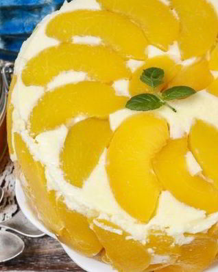 Бисквитный торт с персиками