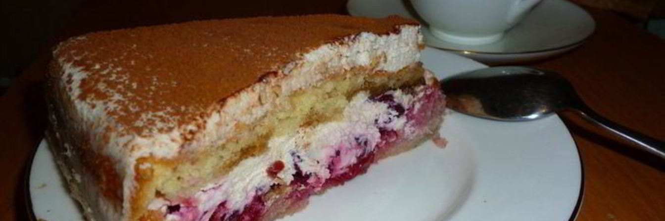 Бисквитный торт с вишней