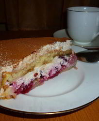 Бисквитный торт с вишней