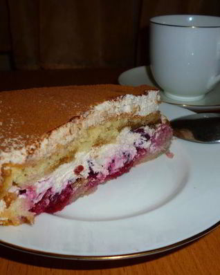 Бисквитный торт с вишней