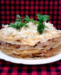 Блинный торт с грибами и курицей