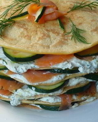Блинный торт с семгой, цукини и сливочным сыром