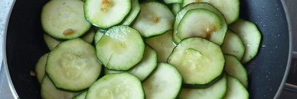 блинный торт с семгой, цукини и сливочным сыром