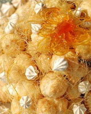 Французский торт Крокембуш с карамелью